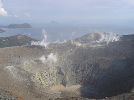 Insel Vulcano mit Sicht auf Stromboli