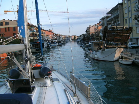 Einfahrt zum Stadthafen in Grado